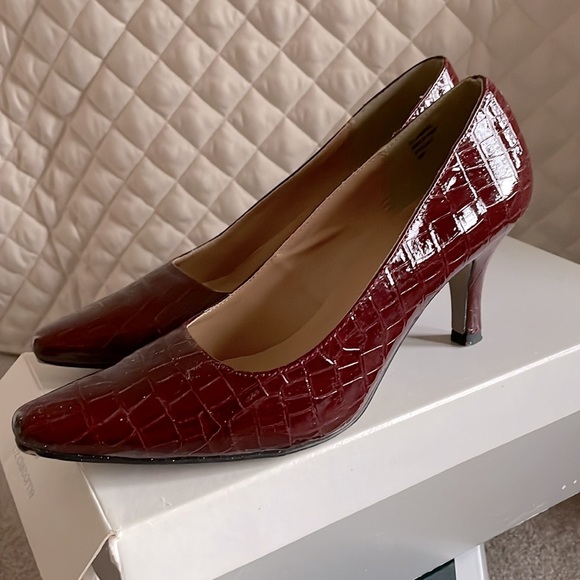 Like New Burgundy Patent Heels from Karen Scott - Picture 4 of 9
